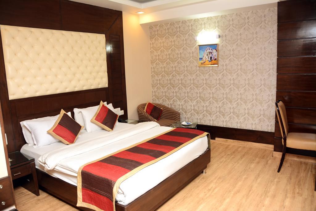 Hotel Palmdale Zirakpur Zimmer foto