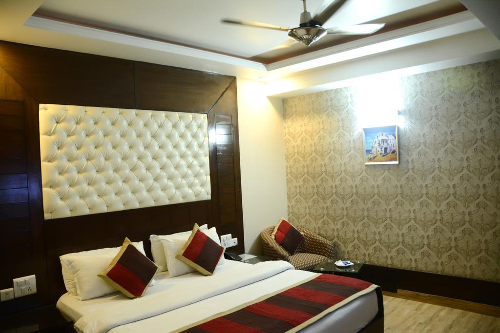 Hotel Palmdale Zirakpur Zimmer foto